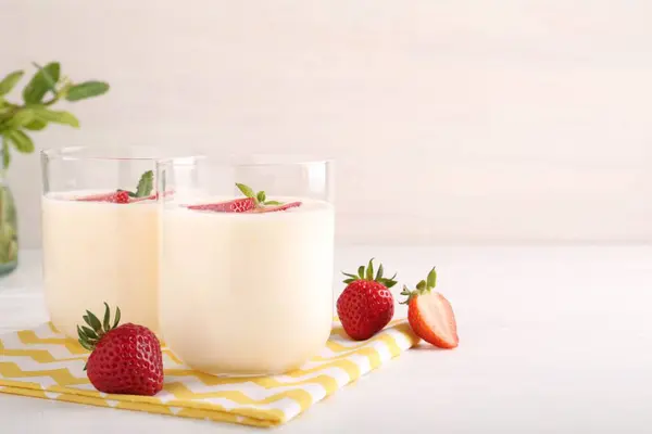 Velsmagende Yoghurt Jordbær Glas Hvidt Træbord Plads Til Tekst - Stock-foto