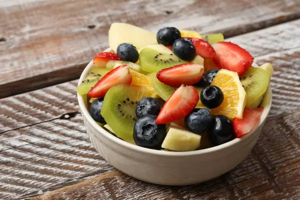 Salată Fructe Gustoase Bol Masă Lemn Closeup — Fotografie, imagine de stoc