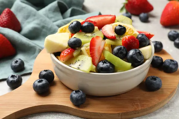Salată Fructe Gustoase Bol Ingrediente Masa Gri Closeup — Fotografie, imagine de stoc