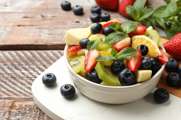 Salată Fructe Gustoasă Bol Ingrediente Masa Lemn Closeup Spațiu Pentru — Fotografie, imagine de stoc