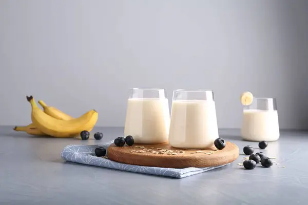 Velsmakende Yoghurt Briller Havre Blåbær Grått Bord – stockfoto