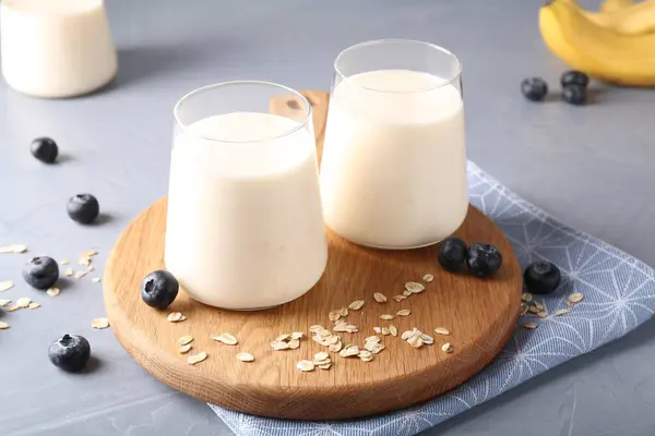 Velsmakende Yoghurt Briller Havre Blåbær Grått Bord – stockfoto