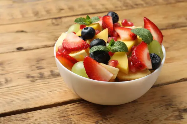 Salată Fructe Gustoase Bol Masă Lemn Closeup — Fotografie, imagine de stoc