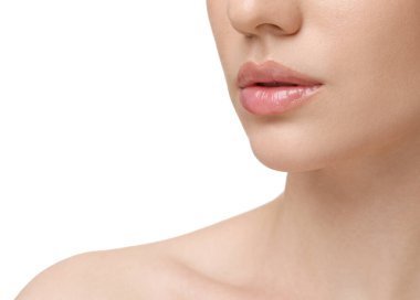 Beyaz arka planda güzel dudak parlatıcısı takan kadın, yakın plan.