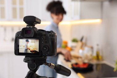 Mutfakta video kaydederken yemek blogcusu yemek pişiriyor, kameraya odaklan