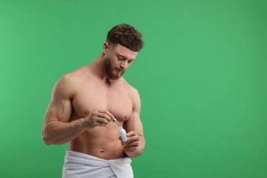 Yeşil arkaplanda serumu olan yakışıklı adam, metin için boşluk