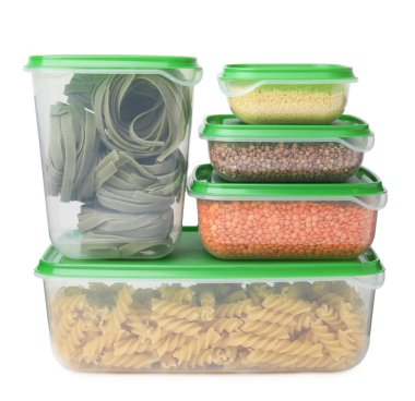 Beyaza izole edilmiş gıda ürünleriyle dolu plastik kaplar.