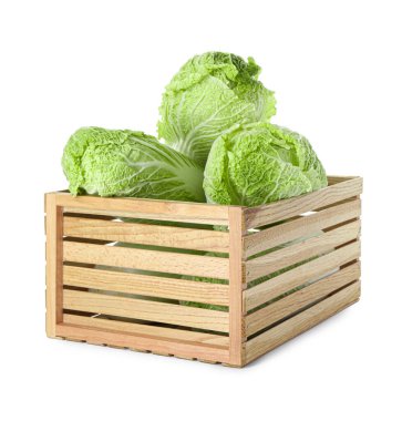 Tahta sandıktaki taze Çin lahanaları beyazlar üzerinde izole edilmiş.