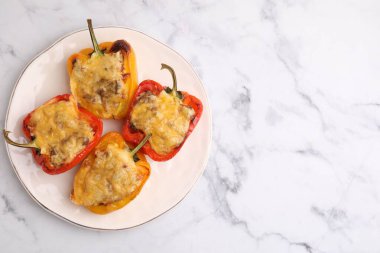 Beyaz mermer masanın üstünde nefis doldurulmuş biberler, üst manzara. Metin için boşluk