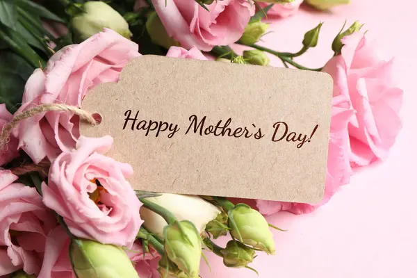 Happy Dzień Matki Etykieta Powitalna Piękne Kwiaty Różowym Tle — Zdjęcie stockowe