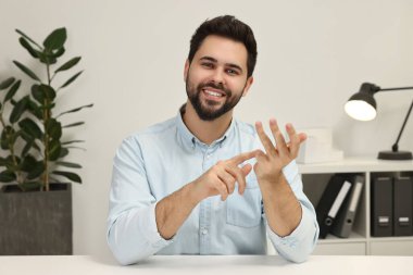 İçeride görüntülü konuşma yapan genç adam, web kamerasından görüş.