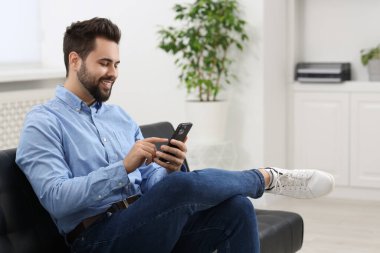 yakışıklı genç adam akıllı telefon kullanma office