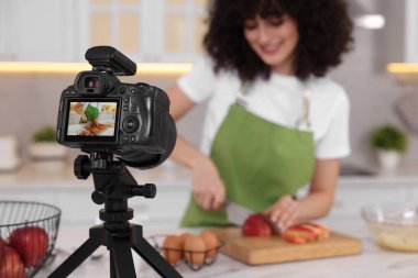 Mutfakta video kaydederken yemek blogcusu yemek pişiriyor, kameraya odaklan