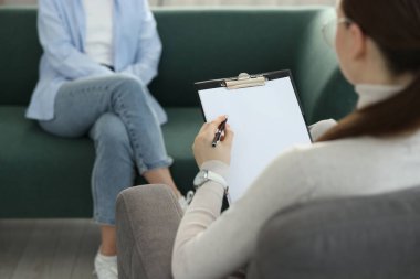 Ofiste hastayla çalışan profesyonel psikoterapist, yakın plan.