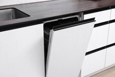 Kapısı açık bulaşık makinesi içerideydi. Ev aletleri