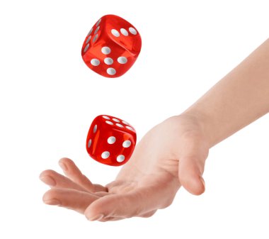 Beyaz arkaplanda kırmızı zarlar atan adam, yakın plan