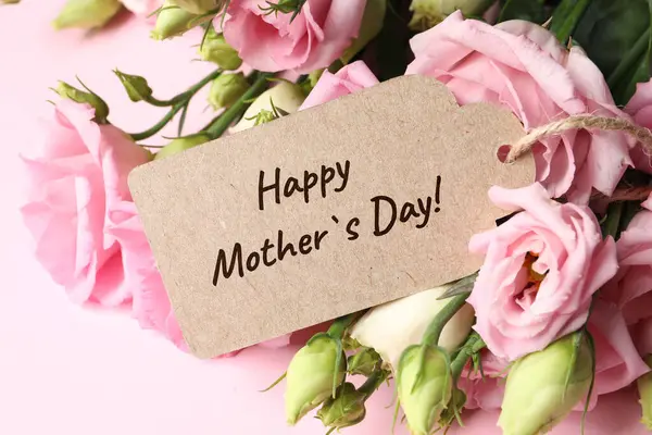 Happy Dzień Matki Etykieta Powitalna Piękne Kwiaty Różowym Tle — Zdjęcie stockowe