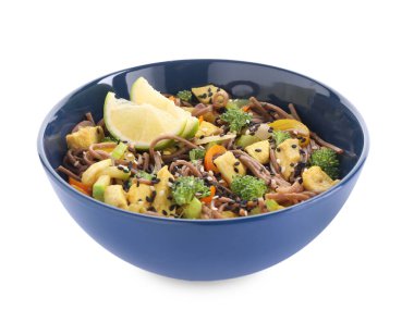 Kızartma. Lezzetli pişmiş erişte, tavuklu ve sebzeli.