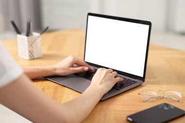 İçerideki masada Webinar 'ı izleyen genç kadın, yakın plan.