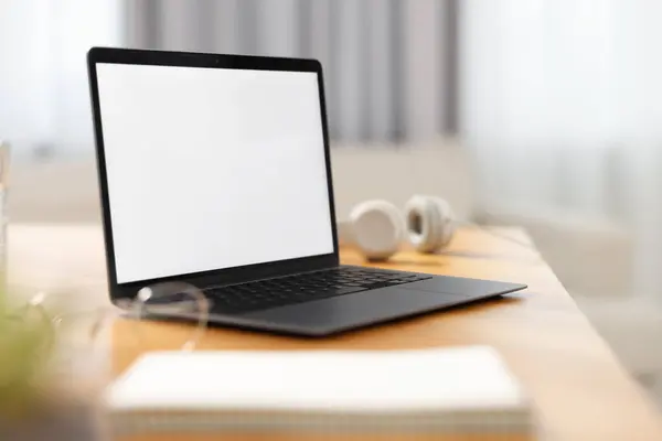 Laptop Com Tela Branco Mesa Madeira Quarto — Fotografia de Stock