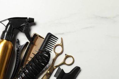 Beyaz mermer masadaki kuaför aletleri, düz yatış. Metin için boşluk