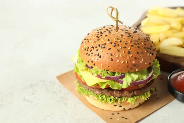 Burger Pyszne Patty Frytki Jasnym Stole Zbliżenie Miejsce Tekst — Zdjęcie stockowe