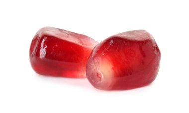 Olgun sulu nar taneleri beyaza izole edilmiş.