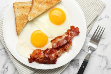 Güneşli tarafı olan nefis kahvaltı beyaz mermer masada servis edilen yumurtalar, düz yatış.