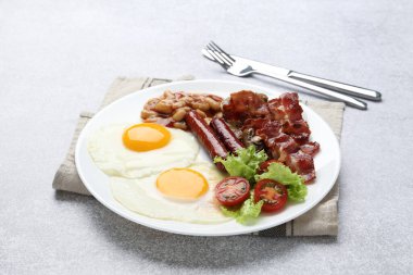 Nefis kahvaltı, güneşli tarafı açık masa üstünde yumurtalar.