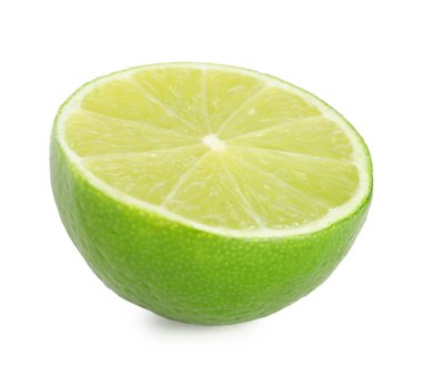 Taze yeşil limonun yarısı beyaza izole edilmiş.