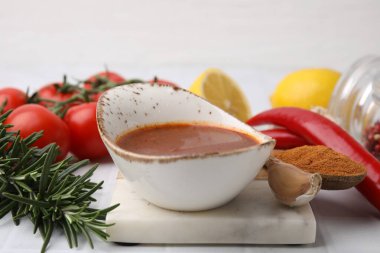 Taze salamura ve beyaz masada farklı malzemeler, yakın plan.