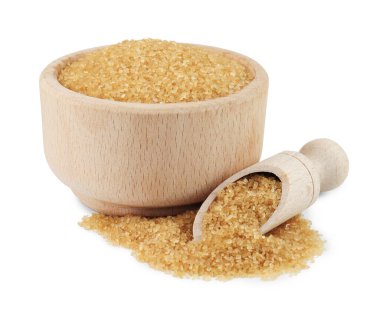 Kahverengi şeker kasede ve kepçe beyazda izole