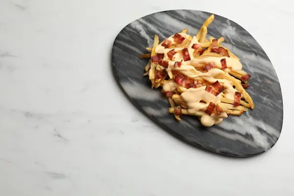 Deliciosas Batatas Fritas Com Bacon Molho Queijo Mesa Mármore Branco — Fotografia de Stock