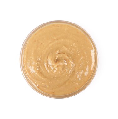 Beyaz tencereye izole edilmiş fındık ezmesi.