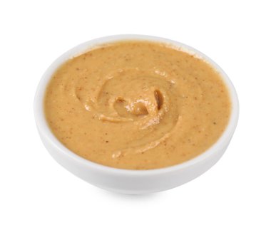 Lezzetli fındık ezmesi beyaz kasede izole edilmiş