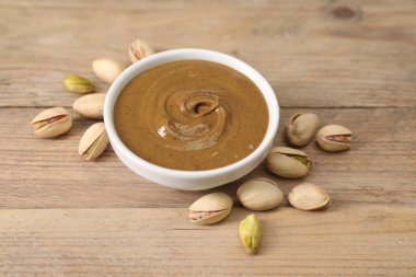 Lezzetli fındık ezmesi ve ahşap masada fıstık.