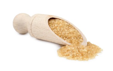 Kahverengi şeker beyaz kepçeyle izole edilmiş.