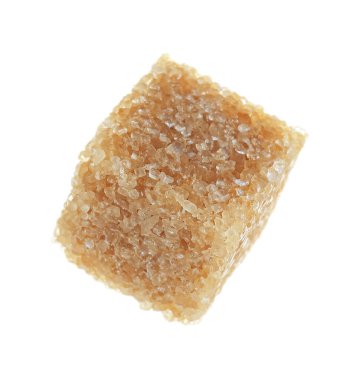 Beyaz üzerine izole edilmiş kahverengi şeker küpü