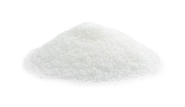 Beyaz üzerine izole edilmiş granül şeker yığını