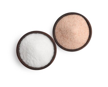 Beyaz, üst görünümde izole edilmiş kaselerdeki farklı doğal tuz türleri