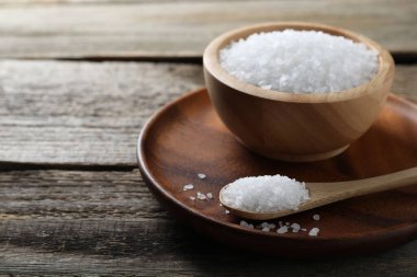 Kasede organik tuz ve tahta masada kaşık, yakın plan. Metin için boşluk