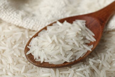 Çiğ basmati pilav ve kaşık, yakın çekim.