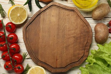 Yemek pişiriyorum. Kesme tahtası ve ahşap masa üzerindeki farklı ürünler.