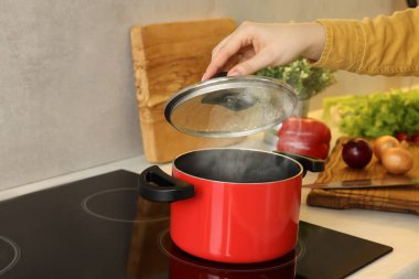 Mutfakta yemek pişiren kadın, yakın plan.