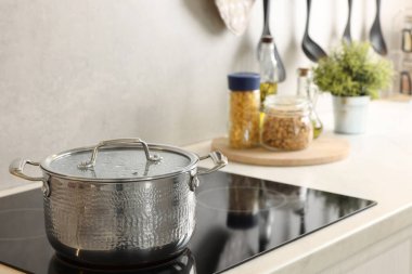 Yemek pişiriyorum. Mutfakta tencerenin üstünde.