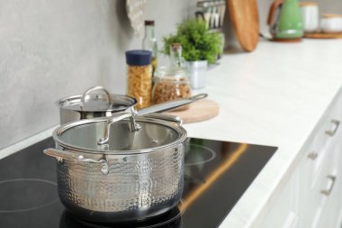 Yemek pişiriyorum. Mutfakta tencerenin üstünde.
