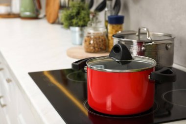 Yemek pişiriyorum. Mutfakta tencerenin üstünde.