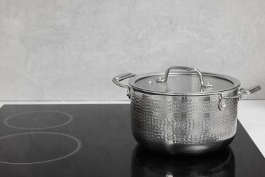 Yemek pişiriyorum. Mutfakta tencerenin üstünde.