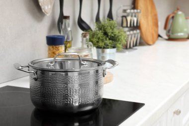 Yemek pişiriyorum. Mutfakta tencerenin üstünde.