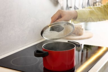 Mutfakta yemek pişiren kadın, yakın plan.